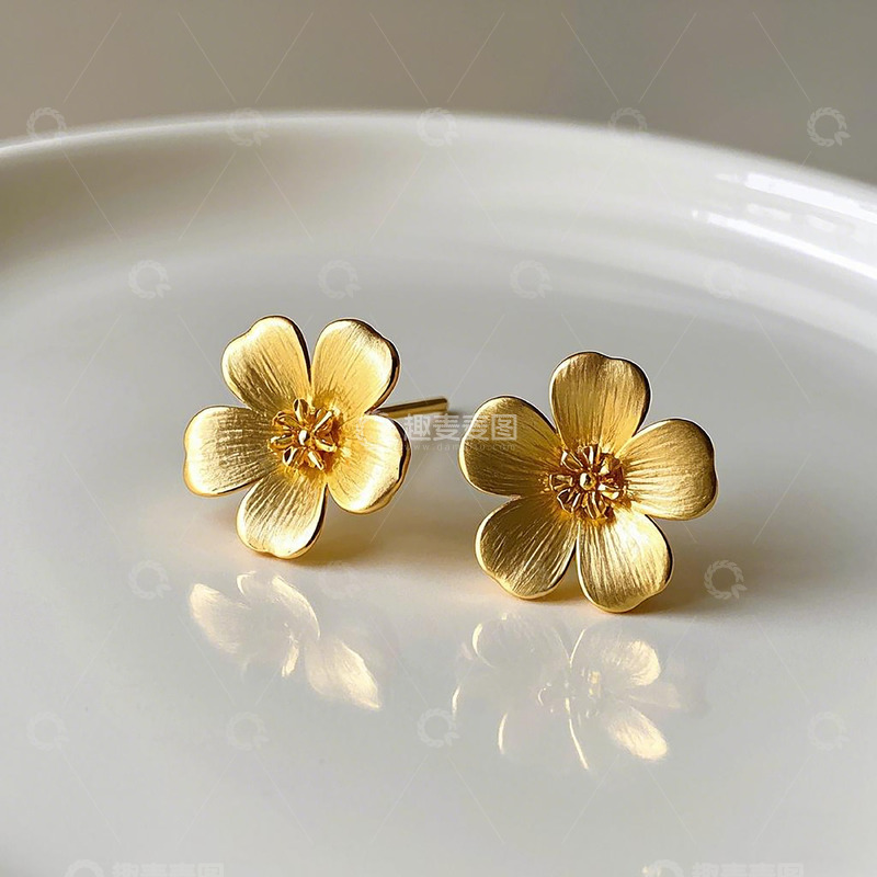 高清大图下载【趣麦麦图】简约设计的金色花朵耳钉