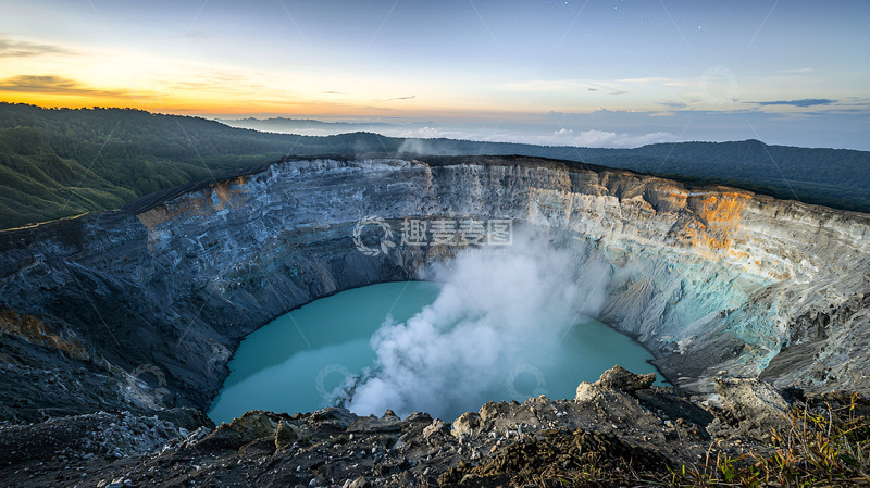 高清大图下载【趣麦麦图】日出时分的火山湖泊