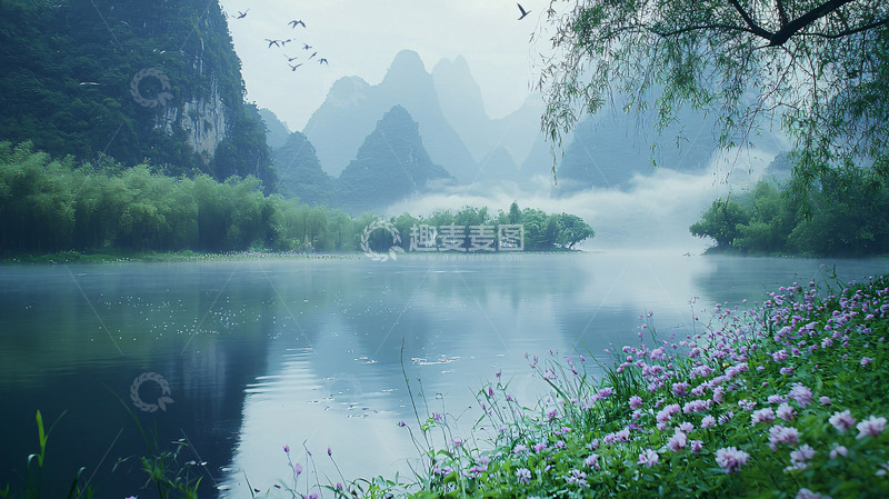 雾气朦胧的山水风景