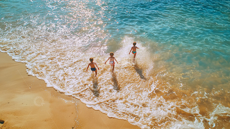 高清大图下载【趣麦麦图】沙滩嬉戏的孩子