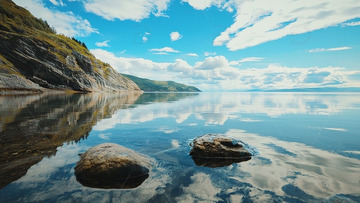 平静湖面岩石倒影