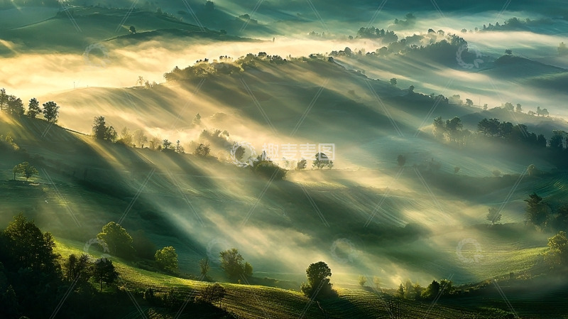 雾气缭绕的山峦田野