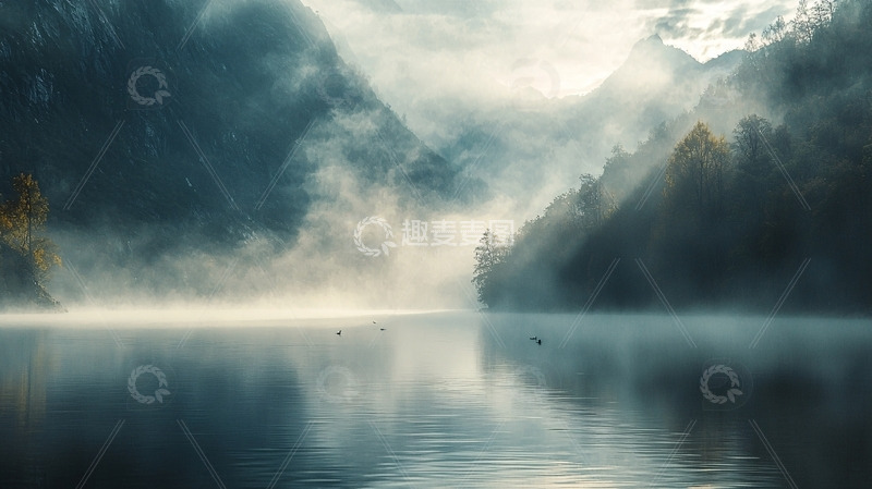 高清大图下载【趣麦麦图】山峦薄雾笼罩下的宁静湖泊