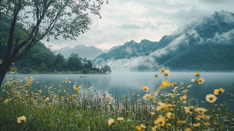 高清大图下载【趣麦麦图】雾气缭绕的山间湖泊