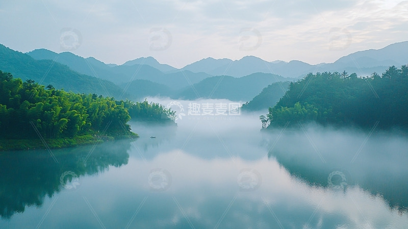 高清大图下载【趣麦麦图】雾气朦胧的山峦湖泊