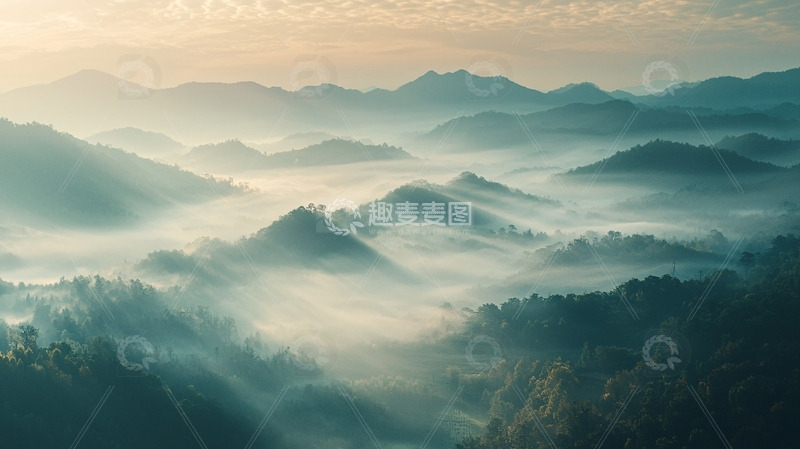 高清大图下载【趣麦麦图】雾气缭绕的山峦