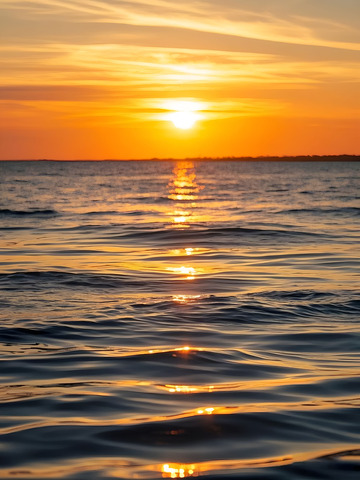 平静水面的落日