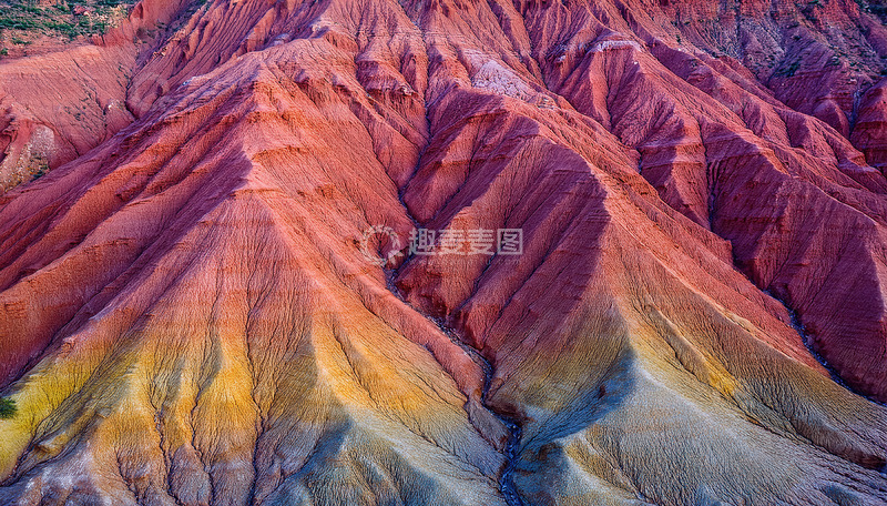高清大图下载【趣麦麦图】斑斓褶皱：大地绘就的绚丽色彩画卷
