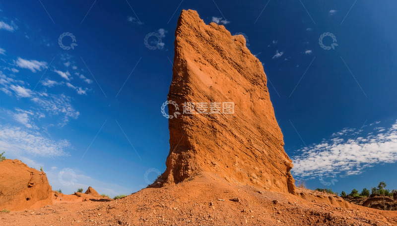 高清大图下载【趣麦麦图】旷野中屹立的赭红色砂岩巨柱