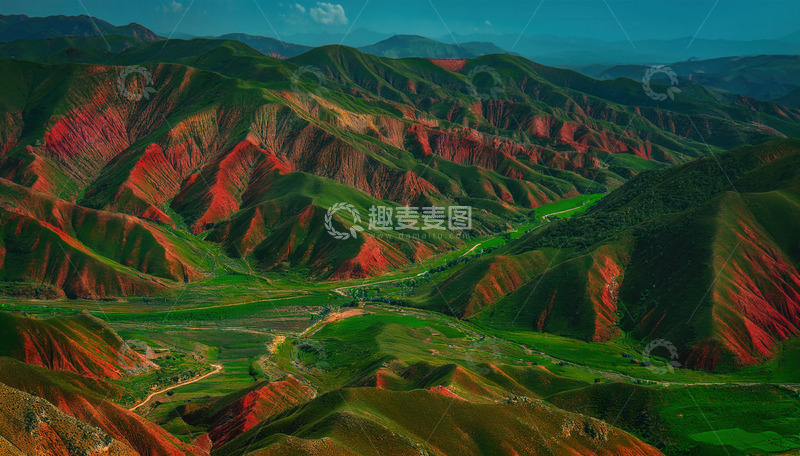 高清大图下载【趣麦麦图】绿红交织的壮美山峦空中视角