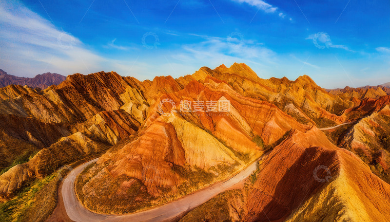 高清大图下载【趣麦麦图】蓝天映耀下公路穿梭斑斓丹霞