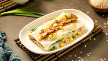 竹垫上的玉米叉烧美味肠粉