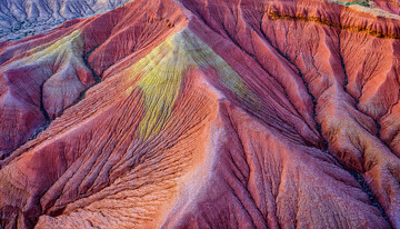 五彩斑斓的褶皱山地绝美风光