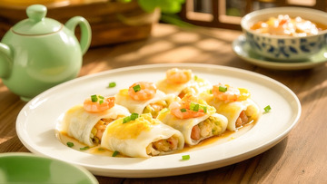 木桌瓷盘上精致的虾仁肠粉