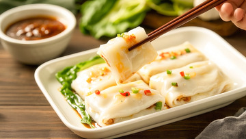 筷子夹起鲜香肠粉，搭配青菜