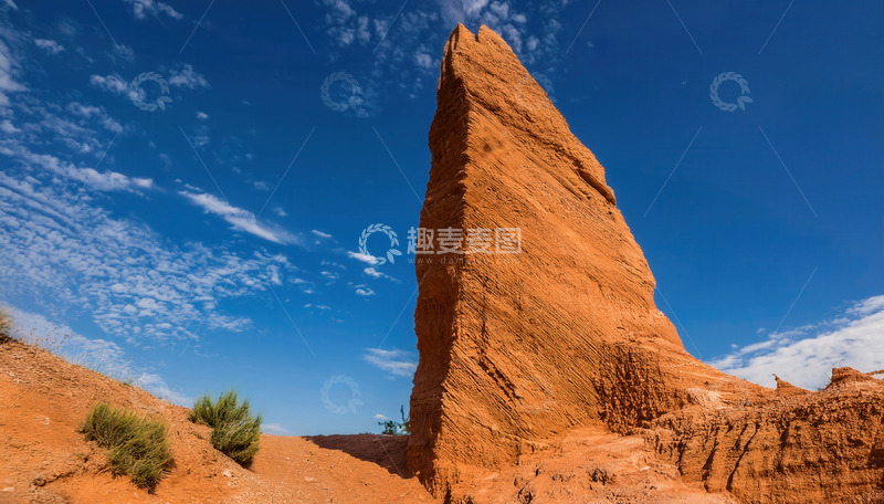 高清大图下载【趣麦麦图】蓝天之下的沙漠赤红独耸石柱
