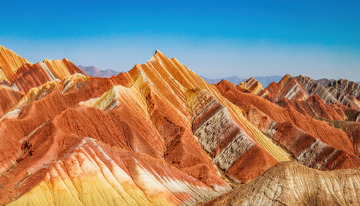 蓝天背景下的绚丽多彩丹霞地貌