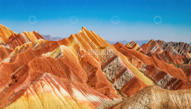 高清大图下载【趣麦麦图】蓝天背景下的绚丽多彩丹霞地貌