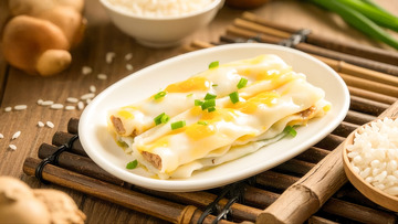 木底竹垫上的鸡蛋葱花肠粉