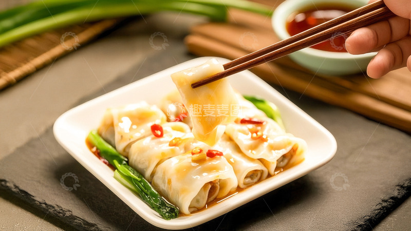 高清大图下载【趣麦麦图】筷子夹起美味肠粉，佐料丰富