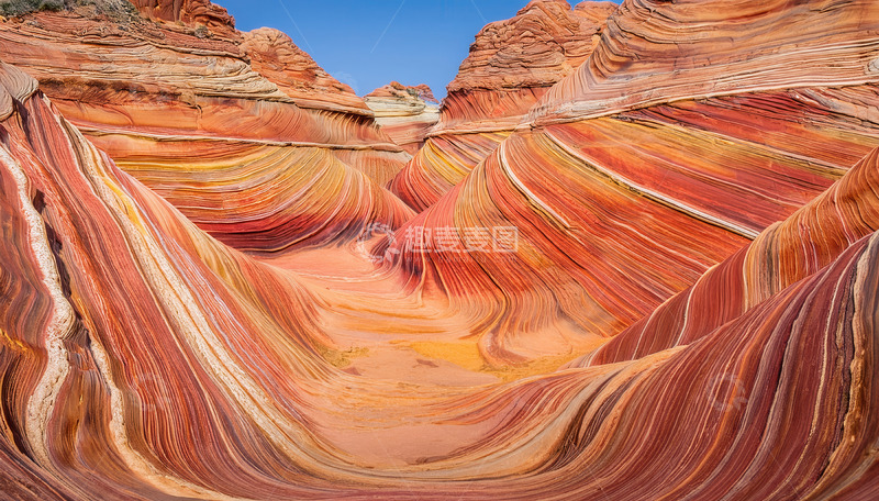 高清大图下载【趣麦麦图】大地褶皱：绝美波浪状彩色砂岩景观