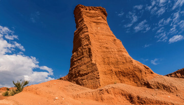 沙漠中的赤色孤耸岩柱