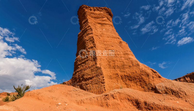 高清大图下载【趣麦麦图】沙漠中的赤色孤耸岩柱