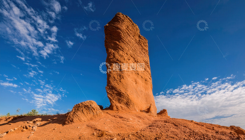 高清大图下载【趣麦麦图】蓝天之下的赤红独耸岩柱