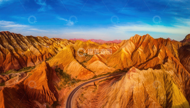 高清大图下载【趣麦麦图】公路蜿蜒于五彩斑斓的丹霞地貌