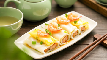 木桌上的虾仁鸡蛋美味肠粉