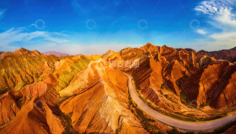 高清大图下载【趣麦麦图】蓝天下蜿蜒公路穿行七彩山峦