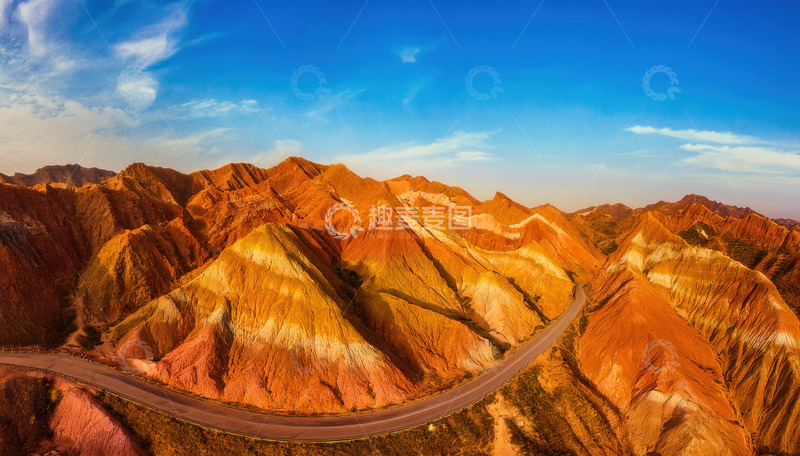 高清大图下载【趣麦麦图】蓝天映衬下蜿蜒公路穿七彩山峦