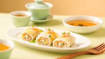 绿桌配茶具的美味虾仁肠粉卷