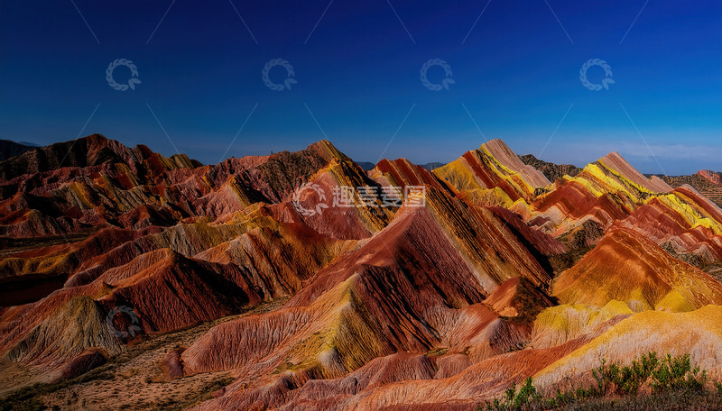 高清大图下载【趣麦麦图】蓝天之下色彩绚丽的丹霞山脉