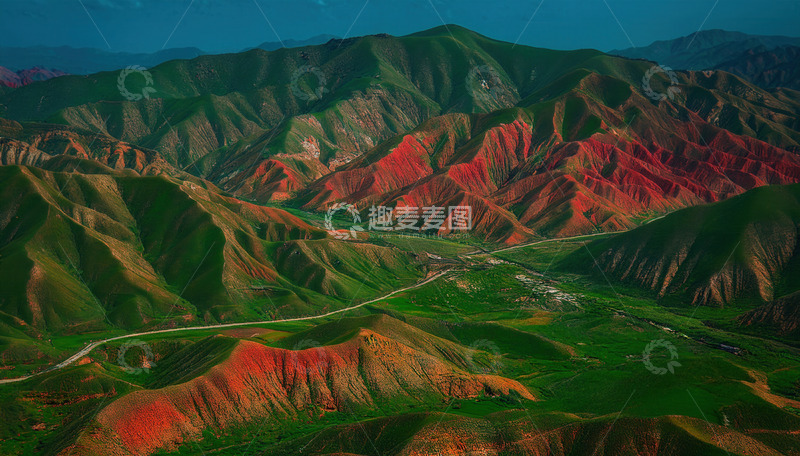 高清大图下载【趣麦麦图】航拍红绿相间的壮丽山川风光