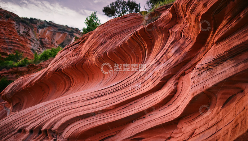 高清大图下载【趣麦麦图】赤岩波痕与绿植交织的自然奇观