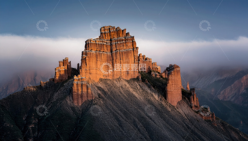 高清大图下载【趣麦麦图】云雾缭绕中的赤色丹霞奇峰