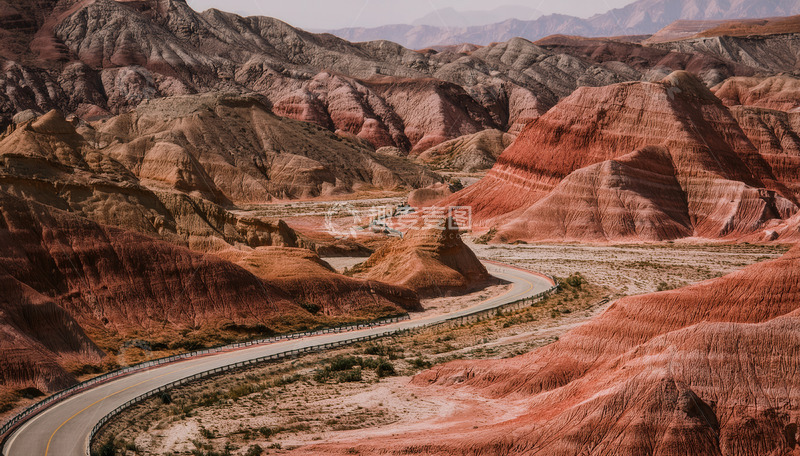 高清大图下载【趣麦麦图】丹霞地貌中蜿蜒穿行的柏油公路