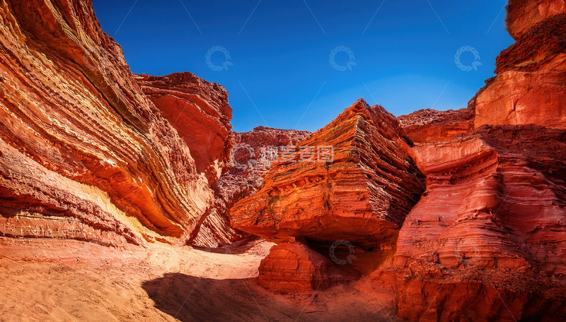 高清大图下载【趣麦麦图】蓝天下纹理独特的赤色丹霞峡谷