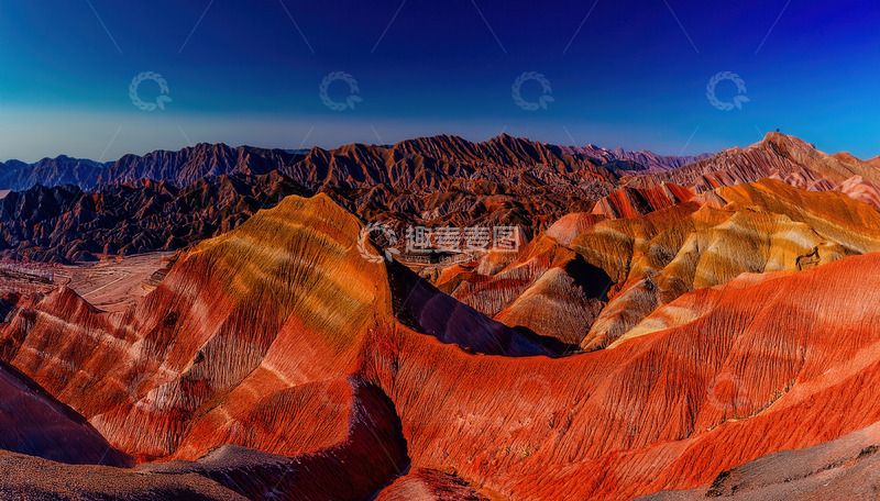 高清大图下载【趣麦麦图】蓝天之下五彩交织的壮丽丹霞景观