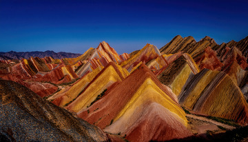 蓝天映衬下的七彩斑斓丹霞地貌