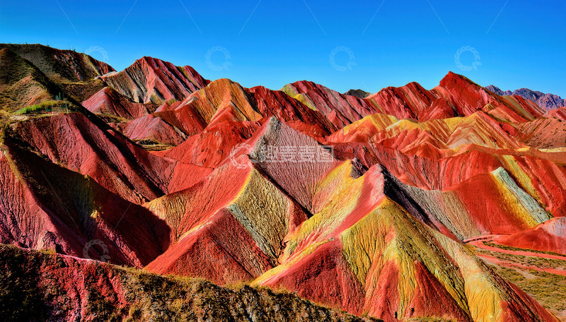 高清大图下载【趣麦麦图】蓝天背景下的缤纷绚丽丹霞奇观