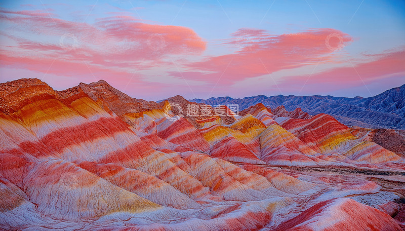 高清大图下载【趣麦麦图】晚霞里色彩斑斓的梦幻丹霞世界