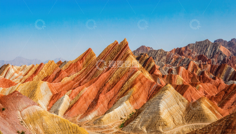 高清大图下载【趣麦麦图】蓝天映衬下的七彩丹霞壮丽景观
