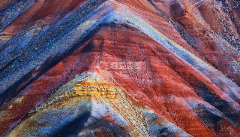 高清大图下载【趣麦麦图】缤纷色彩勾勒的绝美层叠山峦