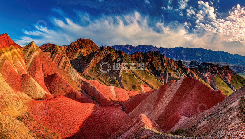 高清大图下载【趣麦麦图】蓝天白云下的绚丽七彩丹霞风光