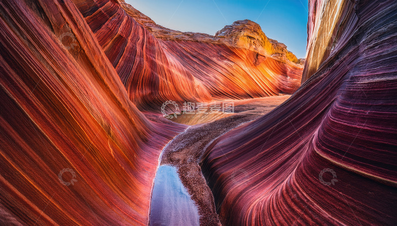 高清大图下载【趣麦麦图】彩纹砂岩峡谷间的潺潺细流之景