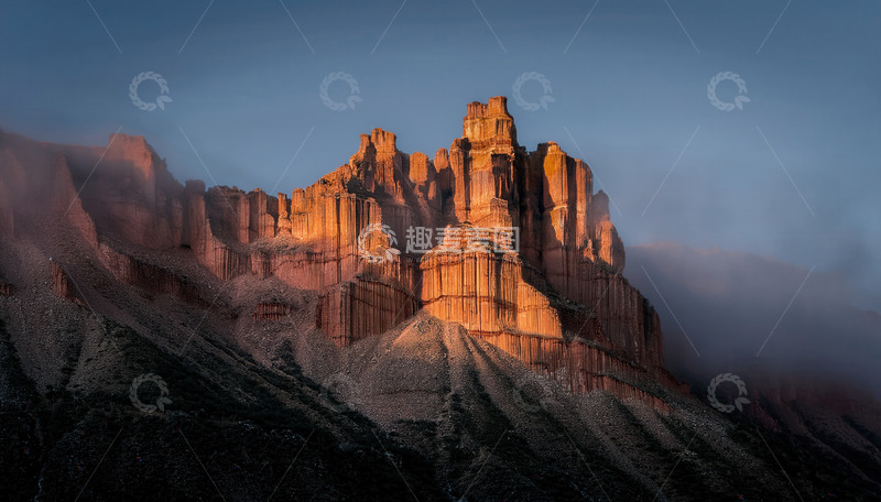 高清大图下载【趣麦麦图】云雾间被霞光笼罩的丹霞岩峰