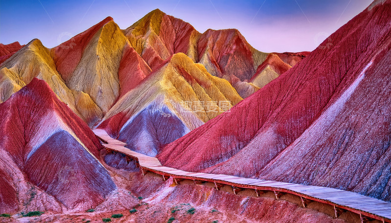 高清大图下载【趣麦麦图】夕照下五彩斑斓的丹霞步道风光