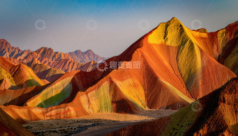 高清大图下载【趣麦麦图】霞光下五彩交织的壮丽丹霞山景